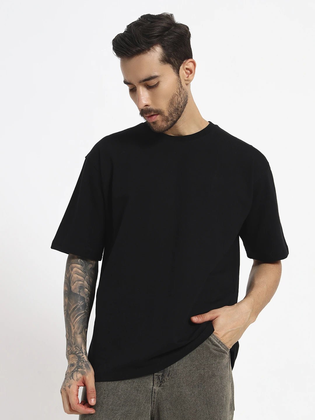 Man wearing a oversized black t-shirt 