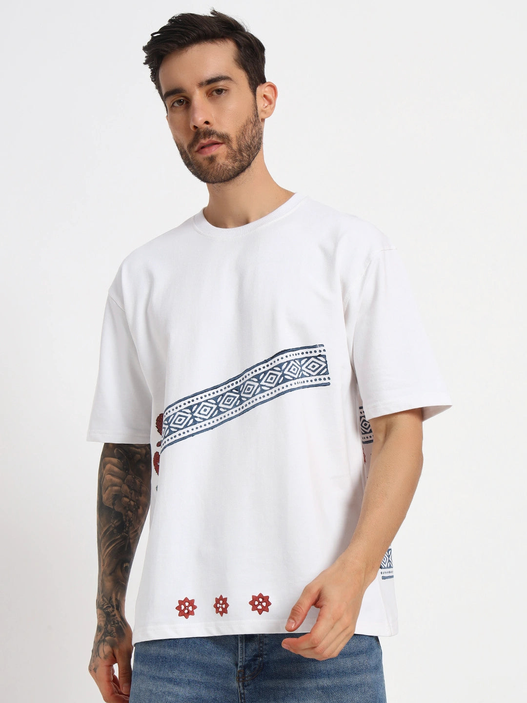 Man wearing a white t-shirt with blue 